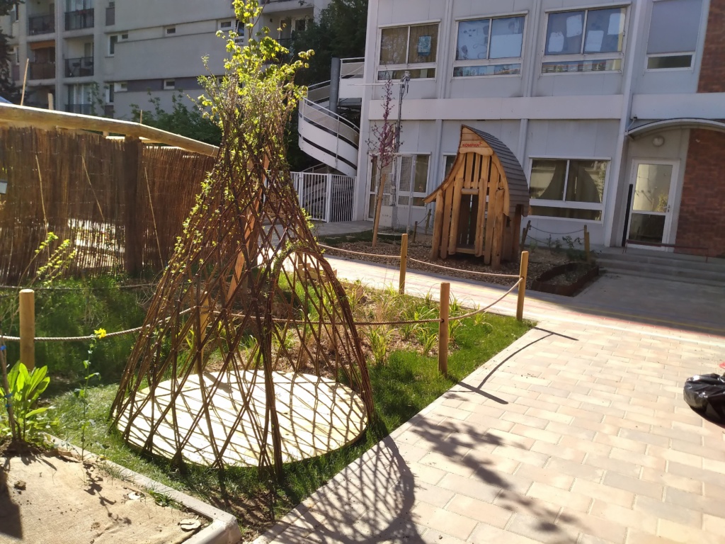 Jardin humide et cabane en osier vivant