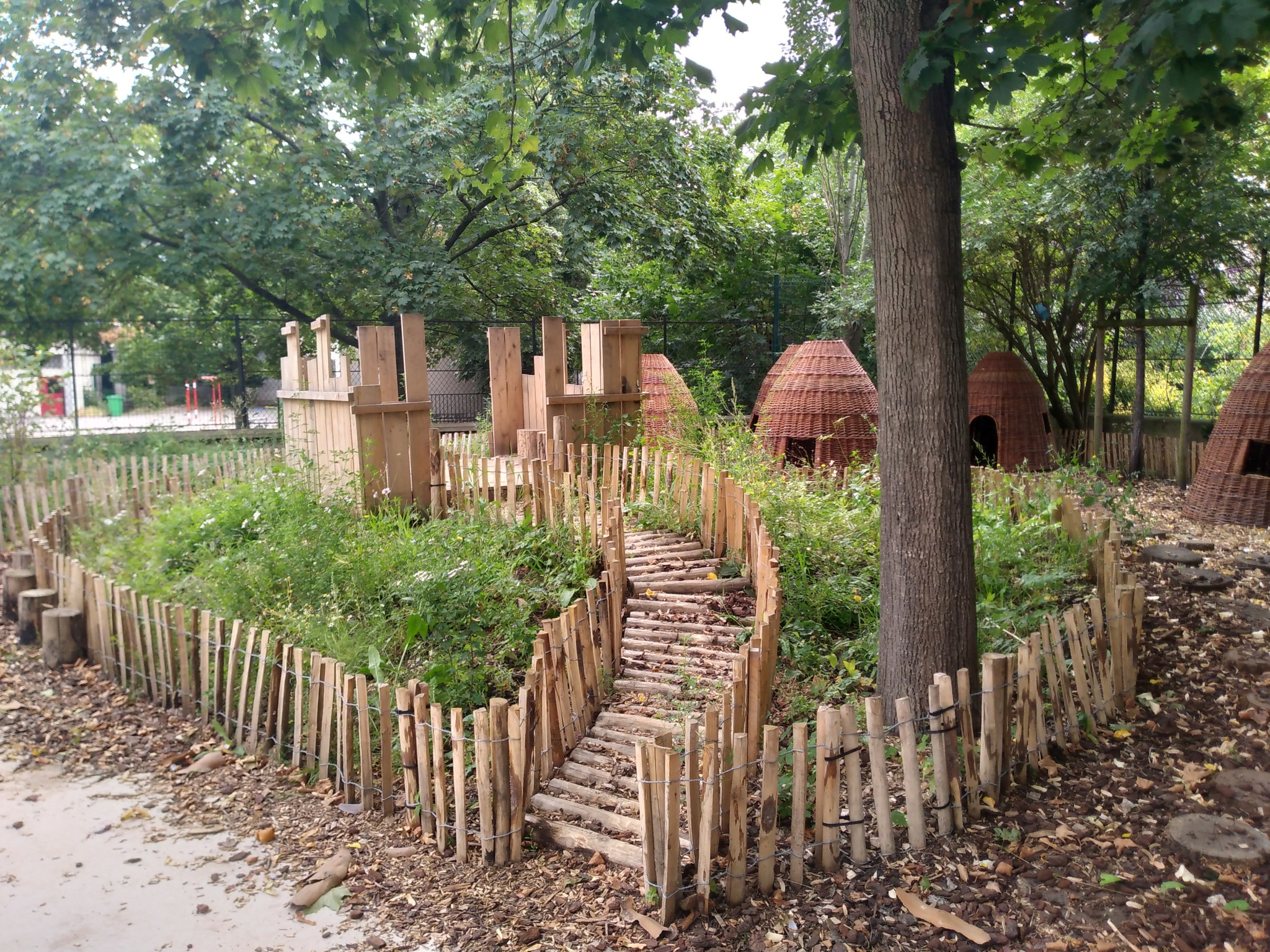 Zone naturelle, plantations et ganivelles