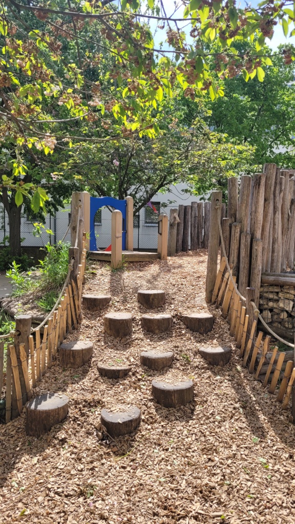 La montée en rondins de bois debout