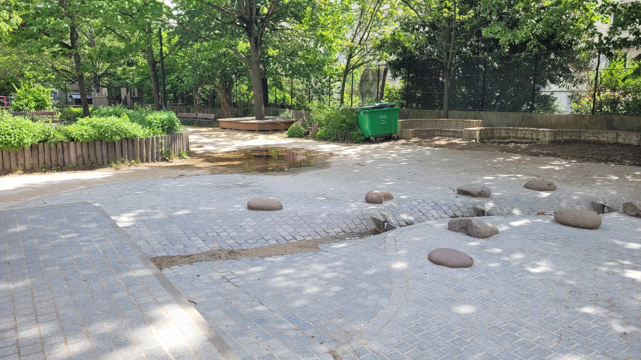 La rivière qui passe entre les deux écoles
