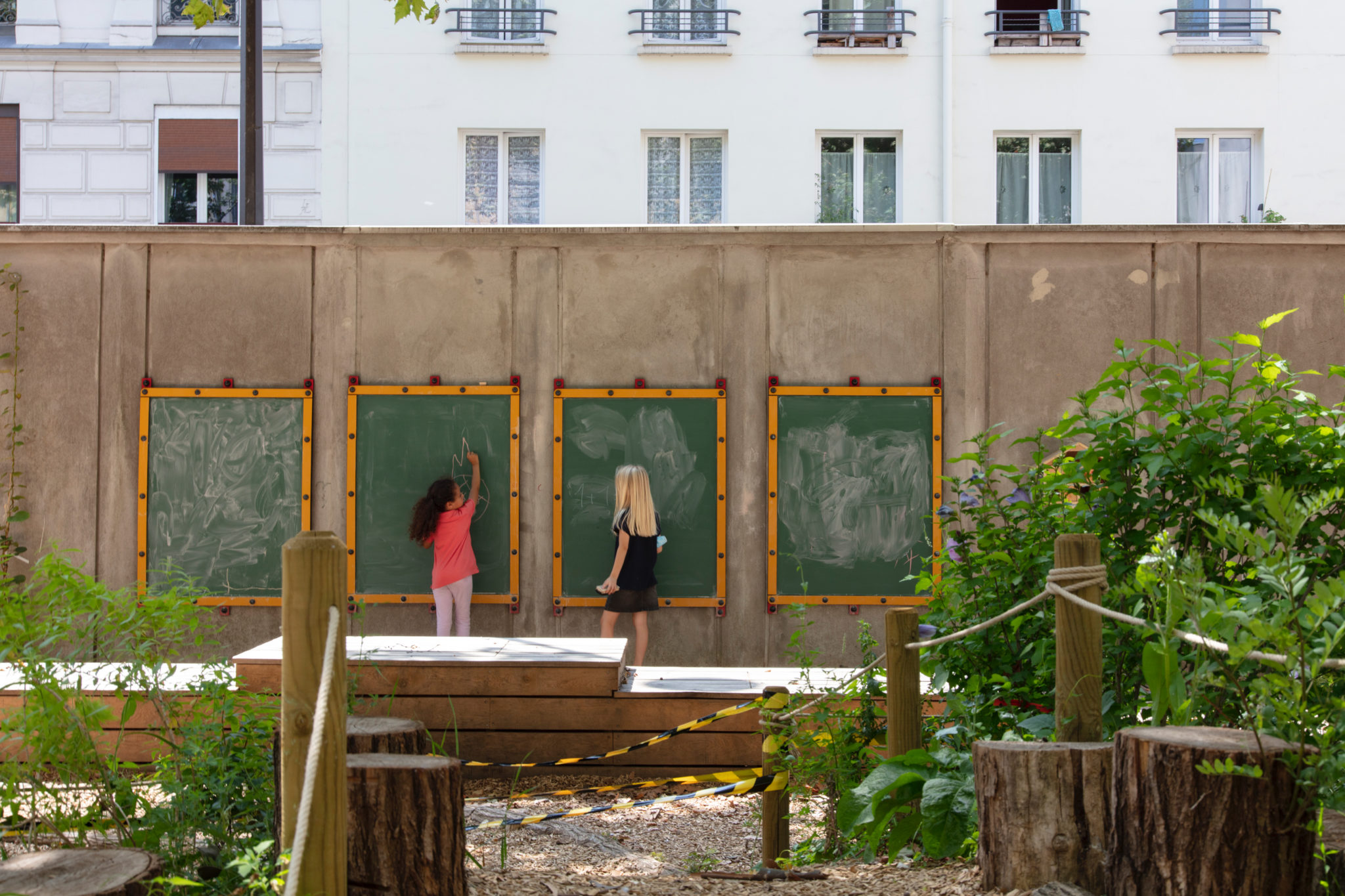 Les buttes végétalisées et les tableaux à craie