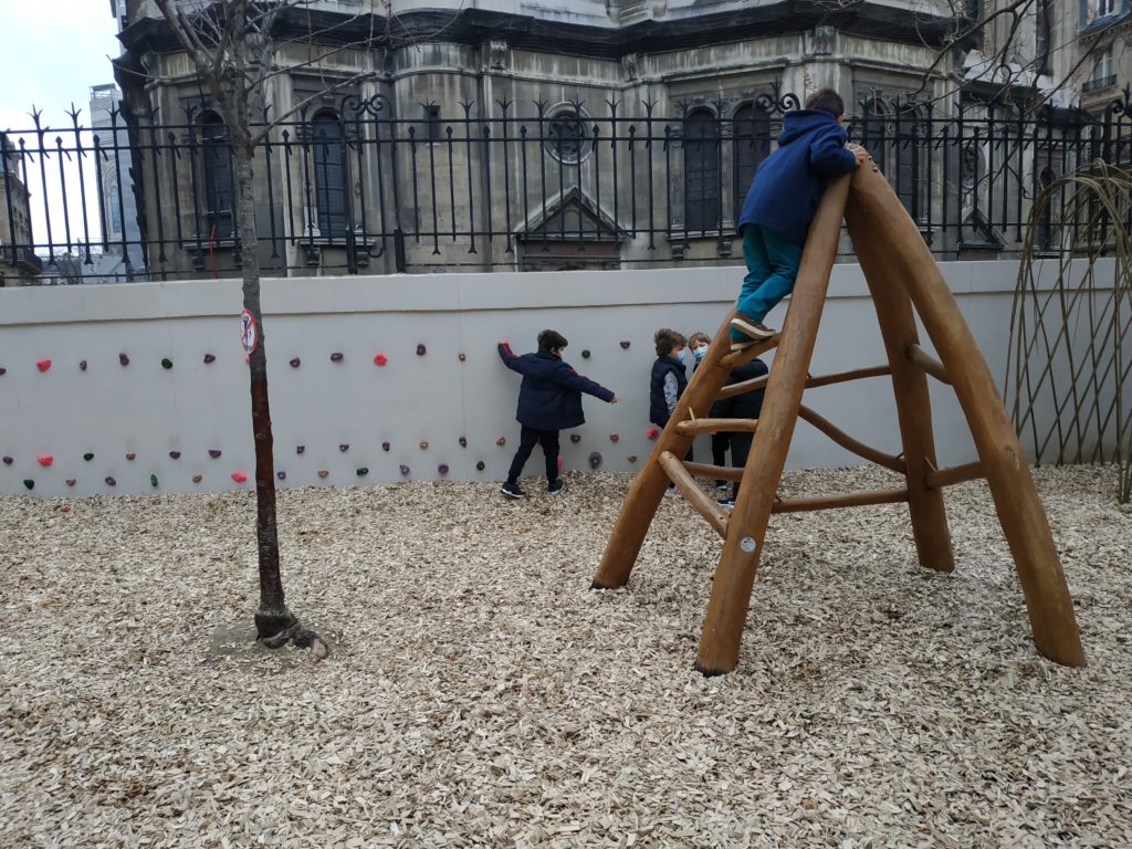 Espace d'escalade côté élémentaires