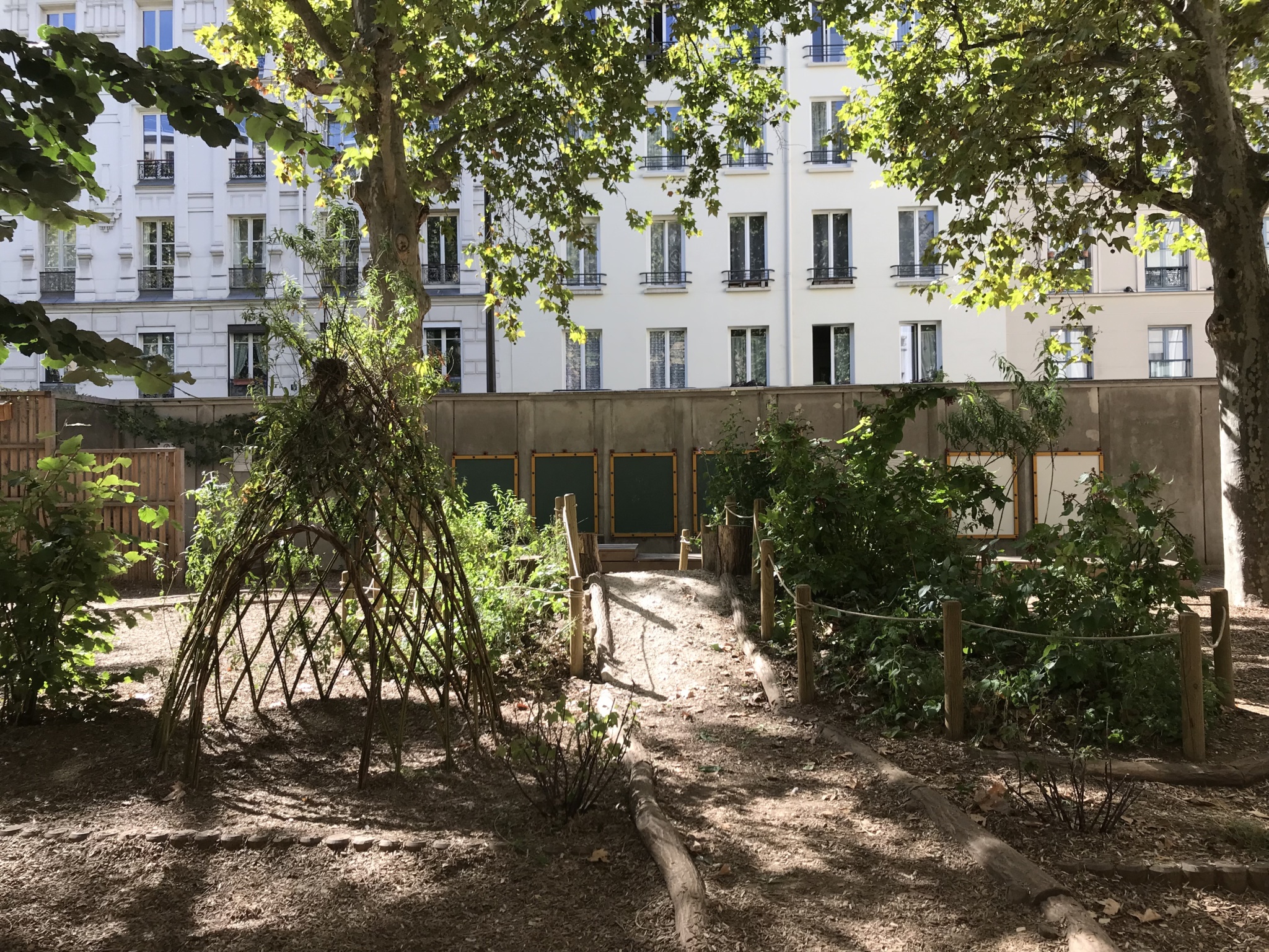 Cabane en saule tressé