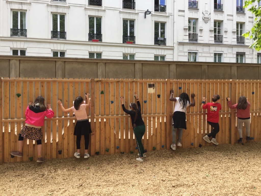 Le mur d'escalade sur la structure