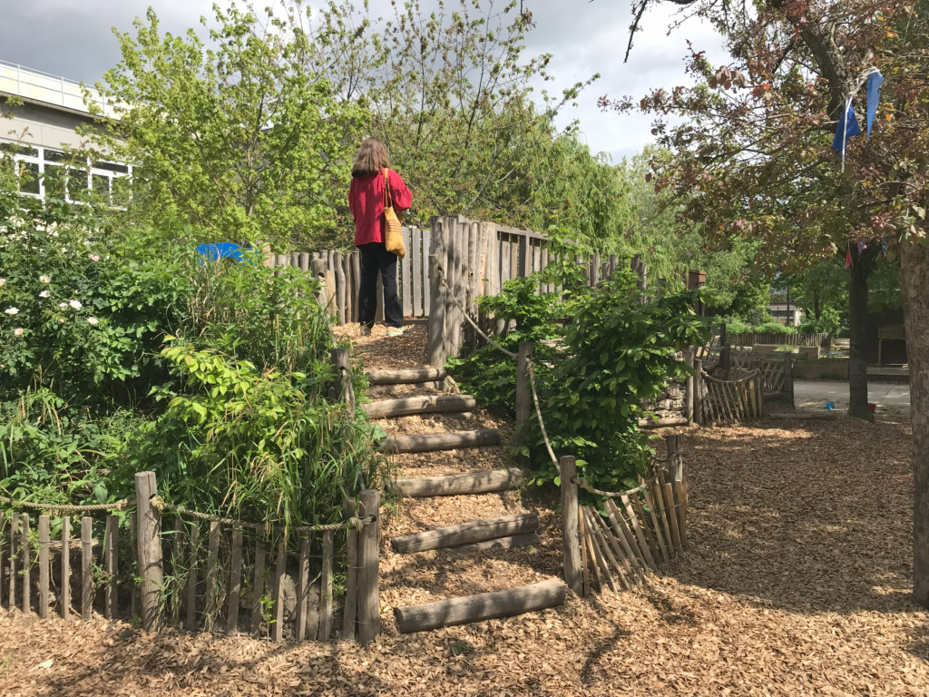Les buttes plantées côté maternelle