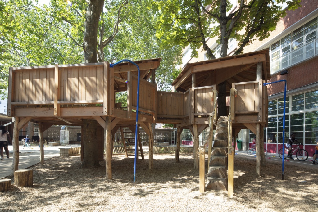 Structure de jeu en tour d'arbre de l'école Jeanne d'Arc