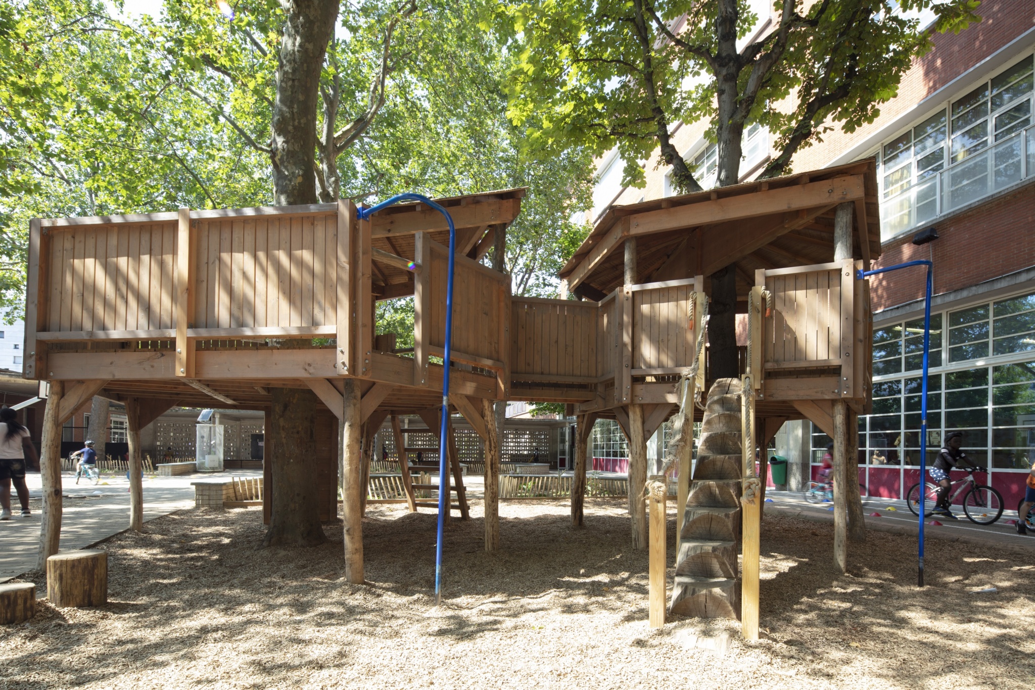 Structure de jeu en tour d'arbre de l'école Jeanne d'Arc