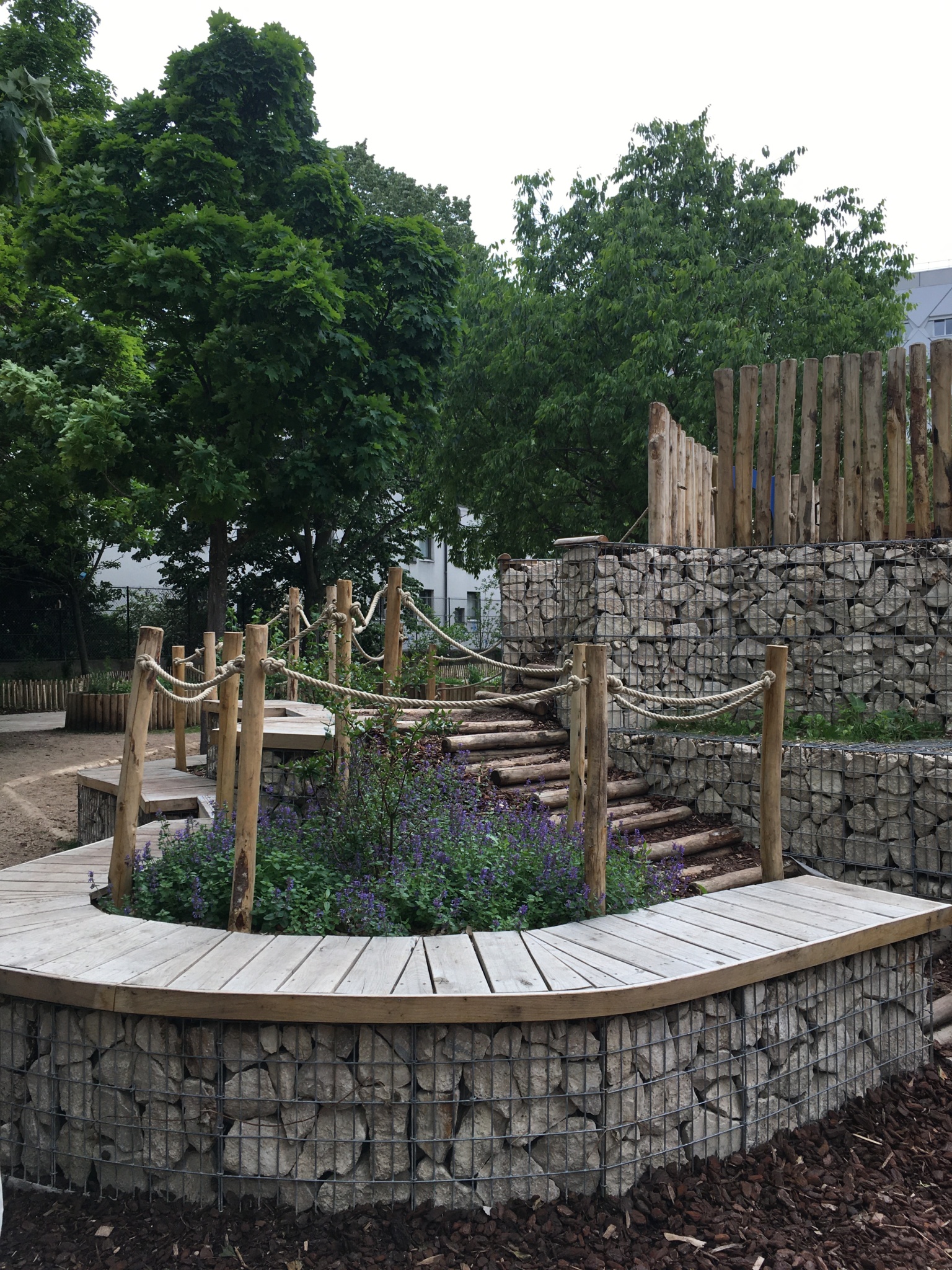 Butte en gabions, banc et plantations