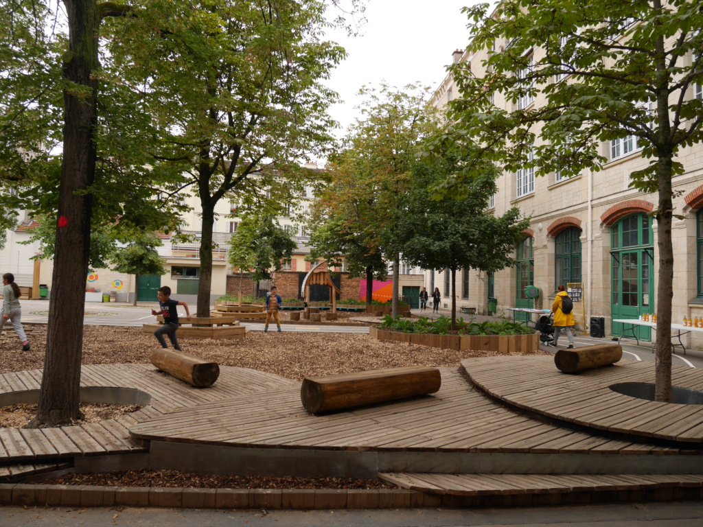Plateformes autour des arbres avec assise en grume