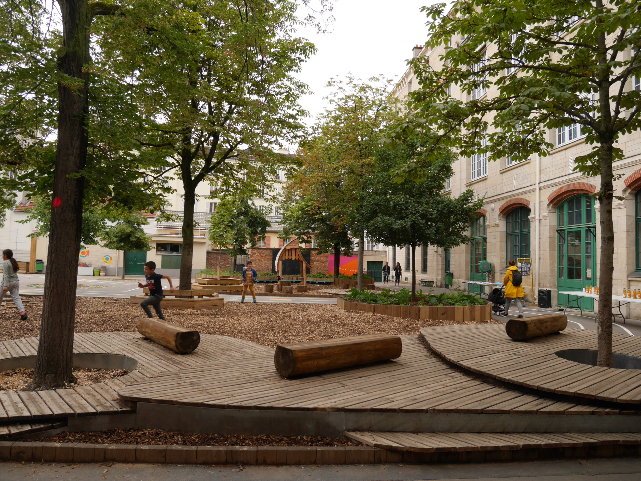 Plateformes autour des arbres avec assise en grume