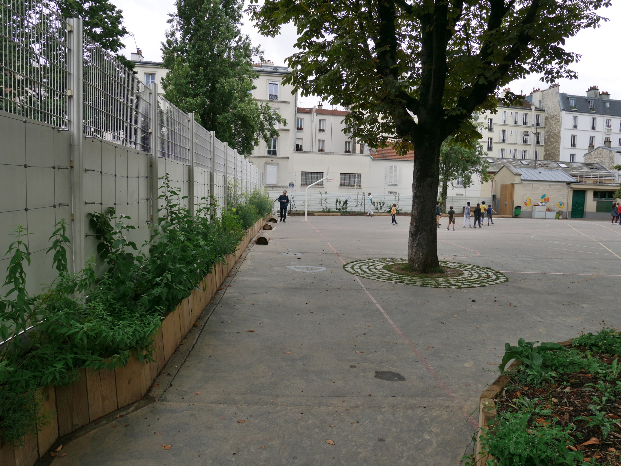 Jardinière linéaire en pied de grille
