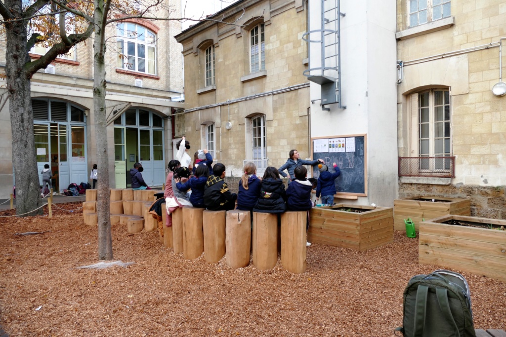 Les enfants sont regroupés sur l'amphithéâtre pour un atelier