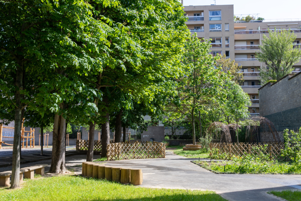 L'espace existant a été restructuré pour accueillir un amphithéâtre, diversifier la palette végétale et planter de nouveaux arbres.