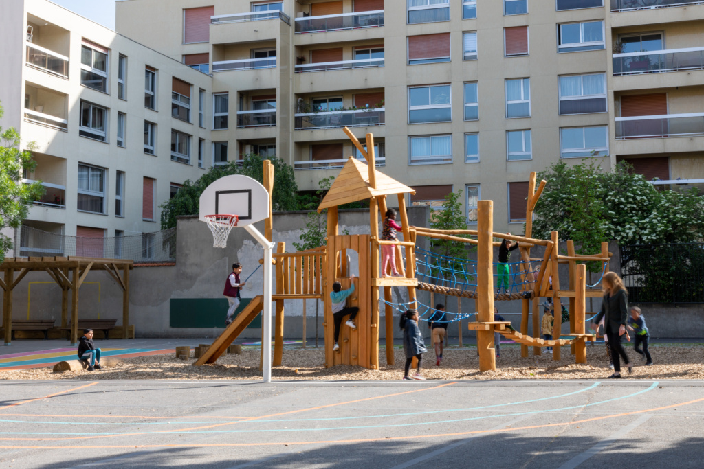 La structure de jeux a été installé au printemps 2023, elle a été choisie pour sa polyvalence et sa capacité à accueillir beaucoup d'enfants en même temps.