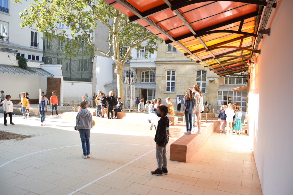 Le terrain de sport en cour haute