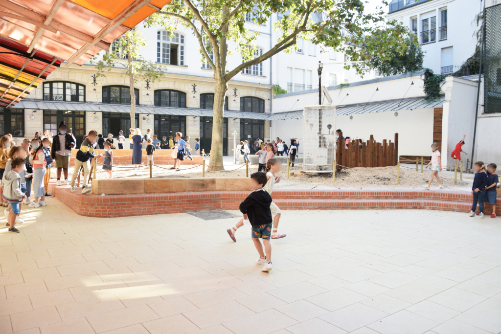 Le terrain de sport en cour basse