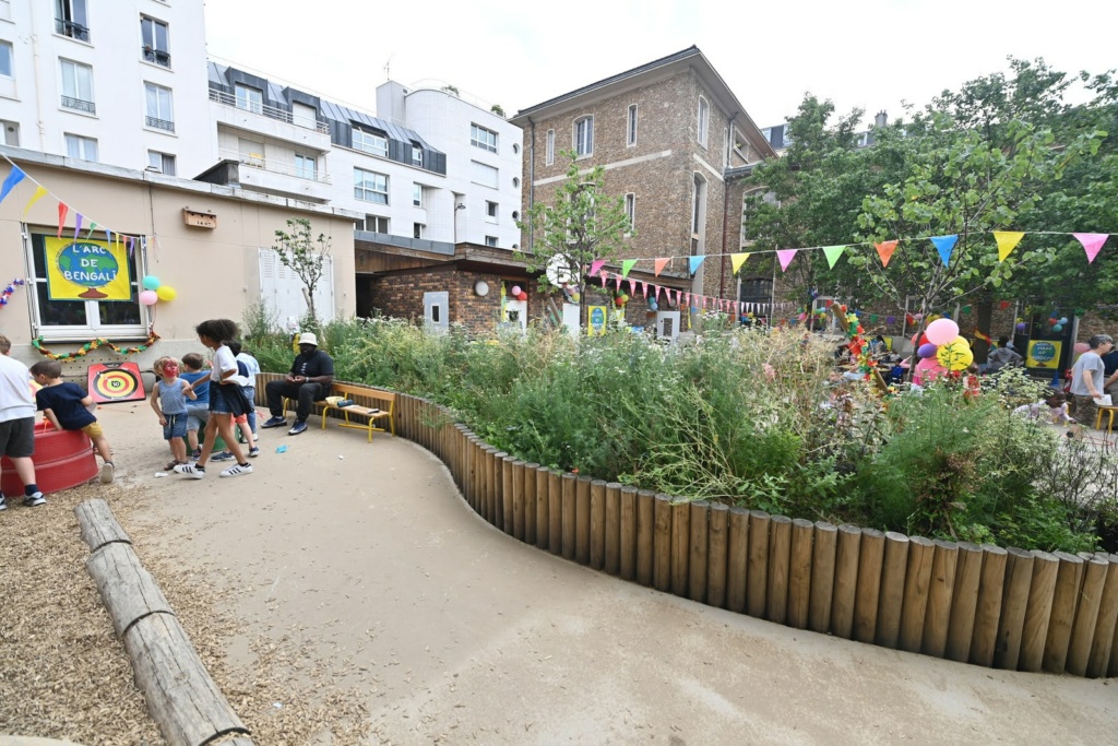 Jardinière plantée entre les deux cours