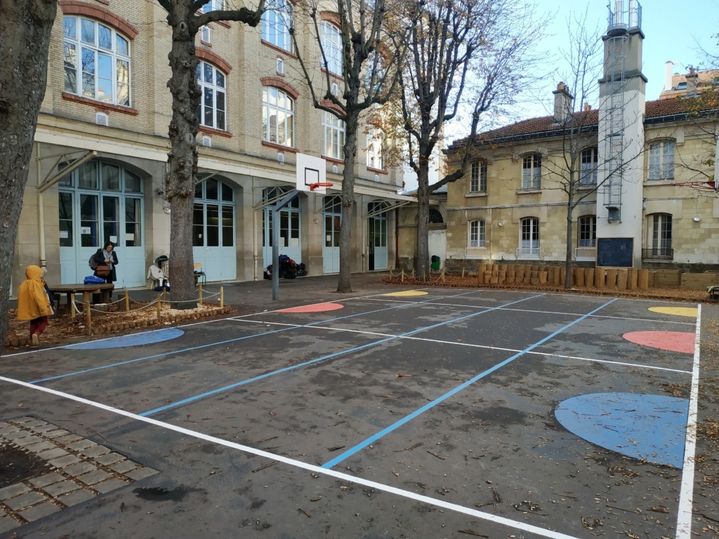 Terrain sportif avec nouveaux marquages