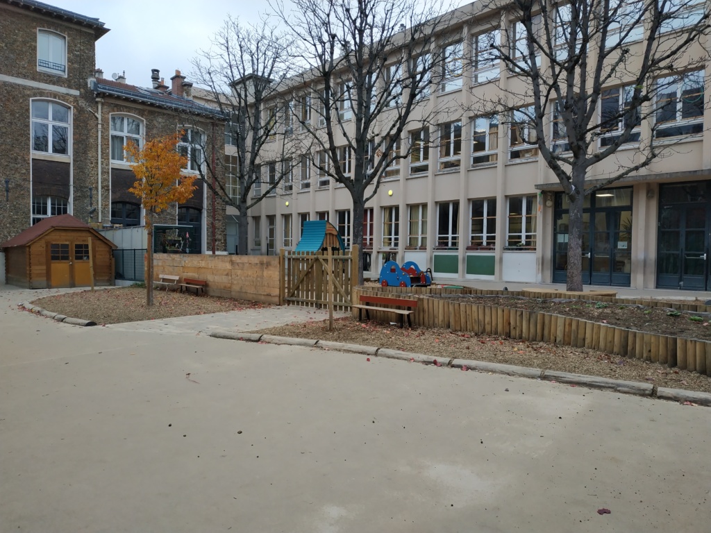 Traitement de la limite entre l'élémentaire et la maternelle - à droite, jardinière pédagogique avant plantation par les enfants de chaque côté