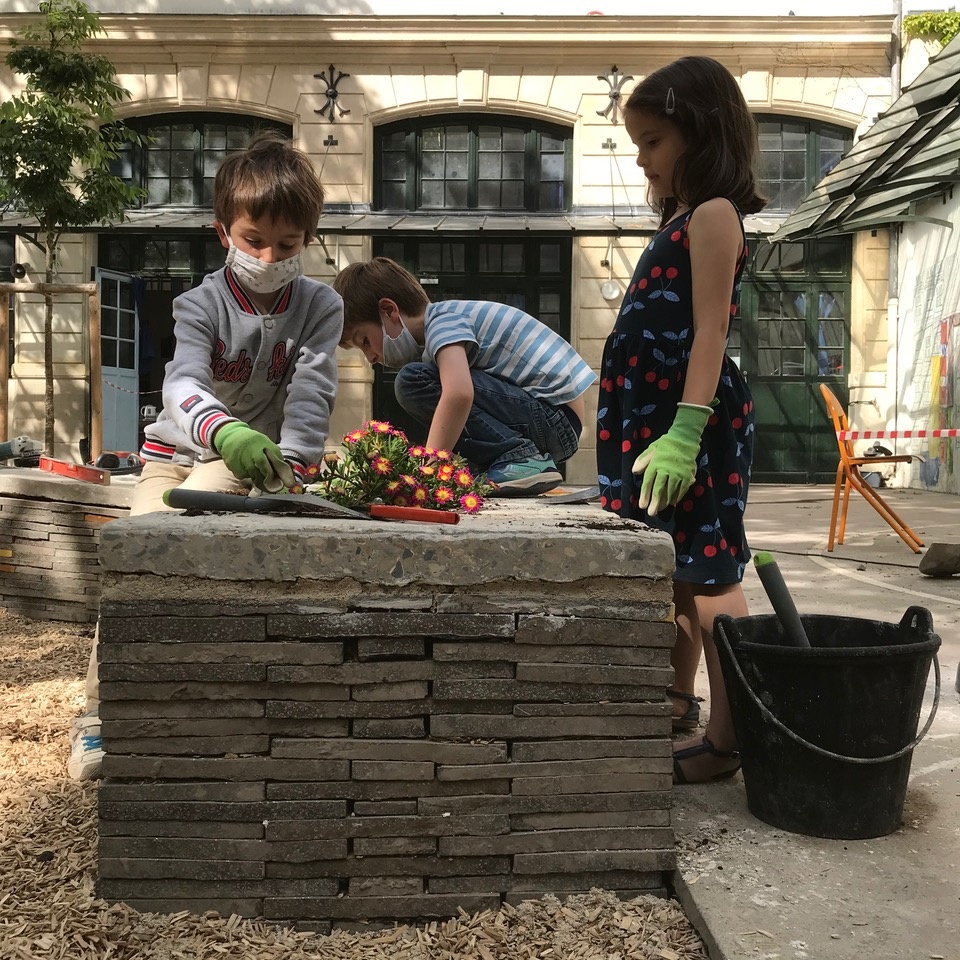 Banc en asphalte et dalle béton réemployés