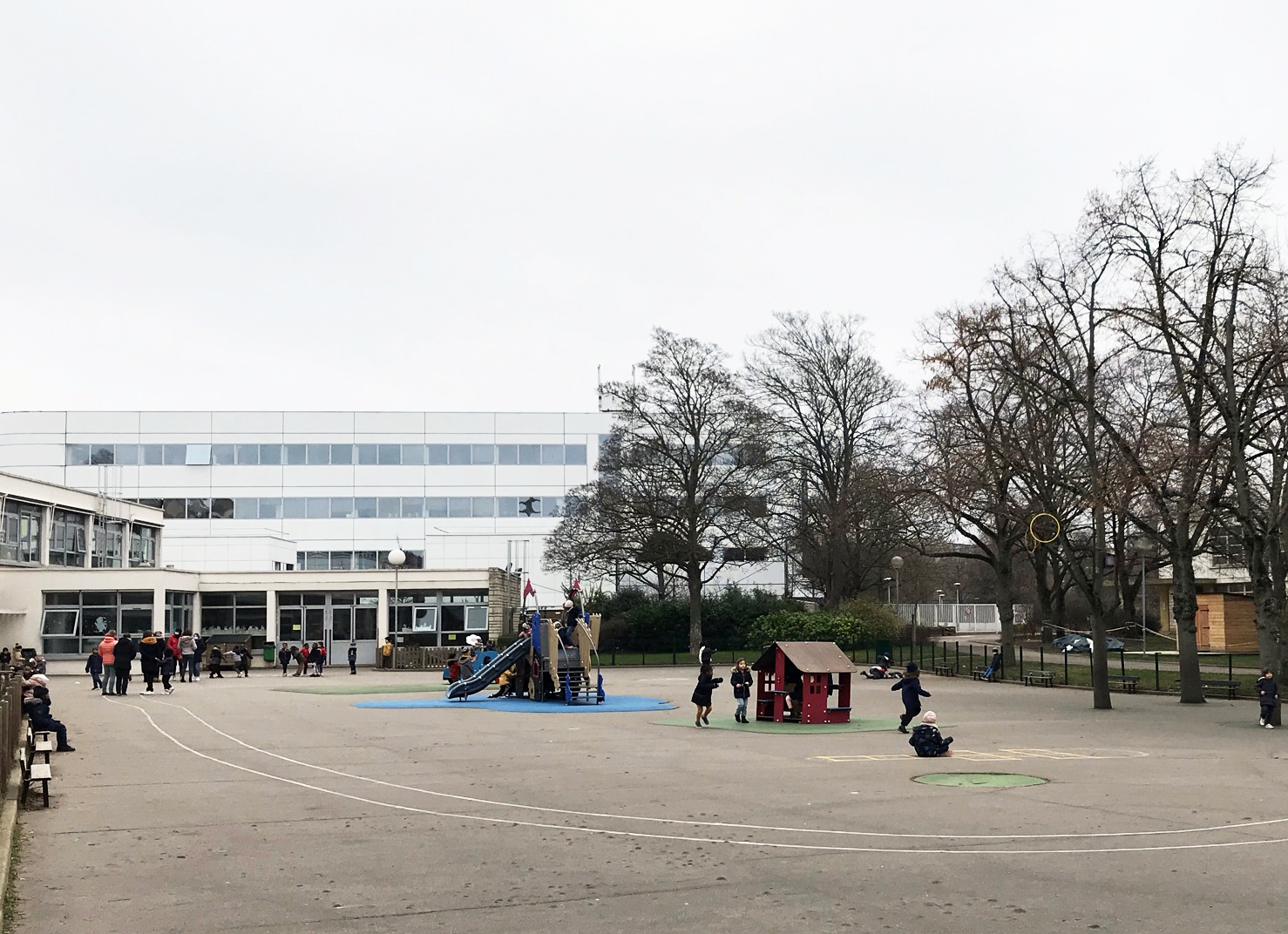 La cour de la maternelle avant travaux. 