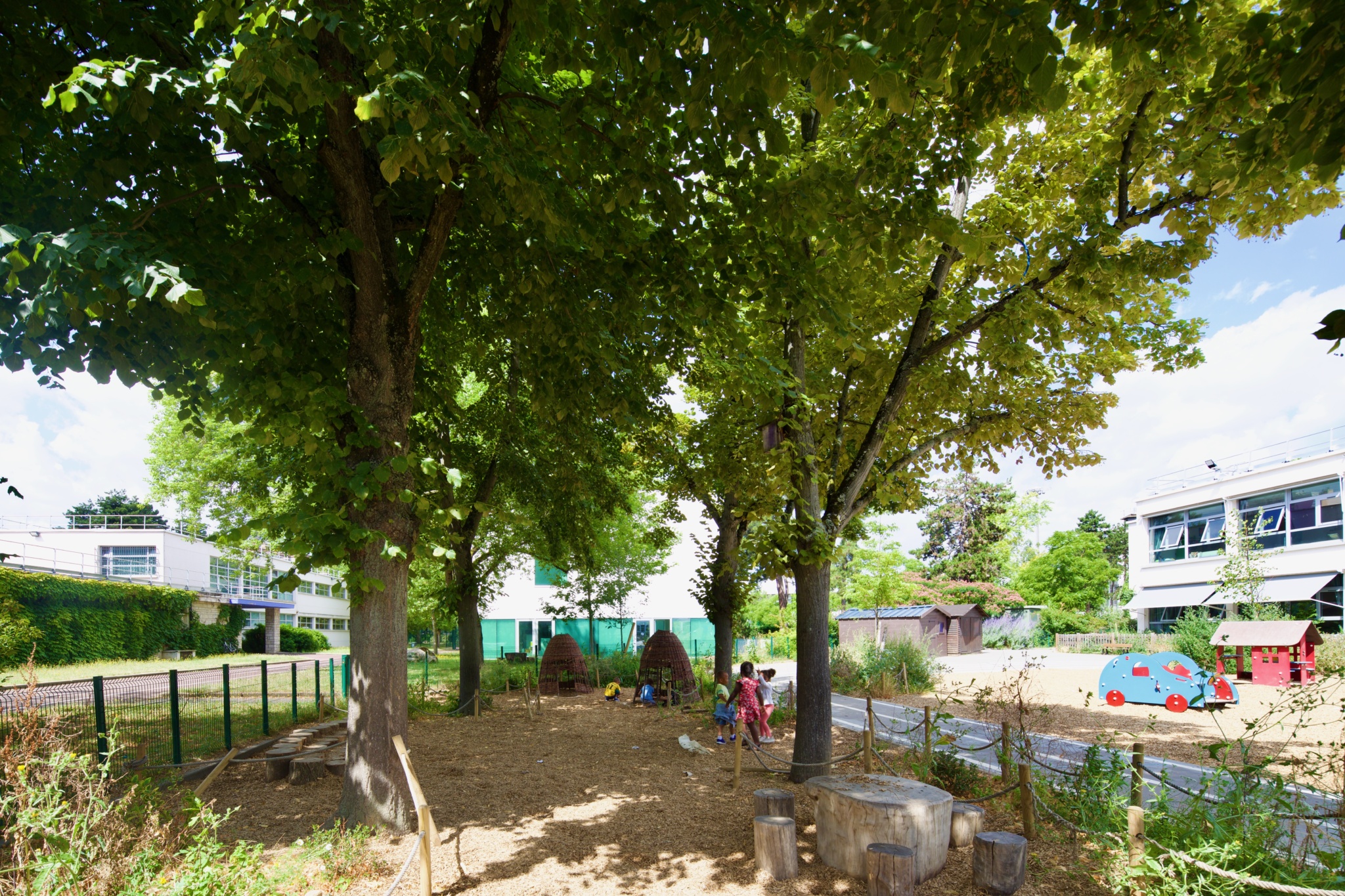 La lisière sous les tilleuls existants est un espace de jeux calmes et fait la transition avec le parc. 