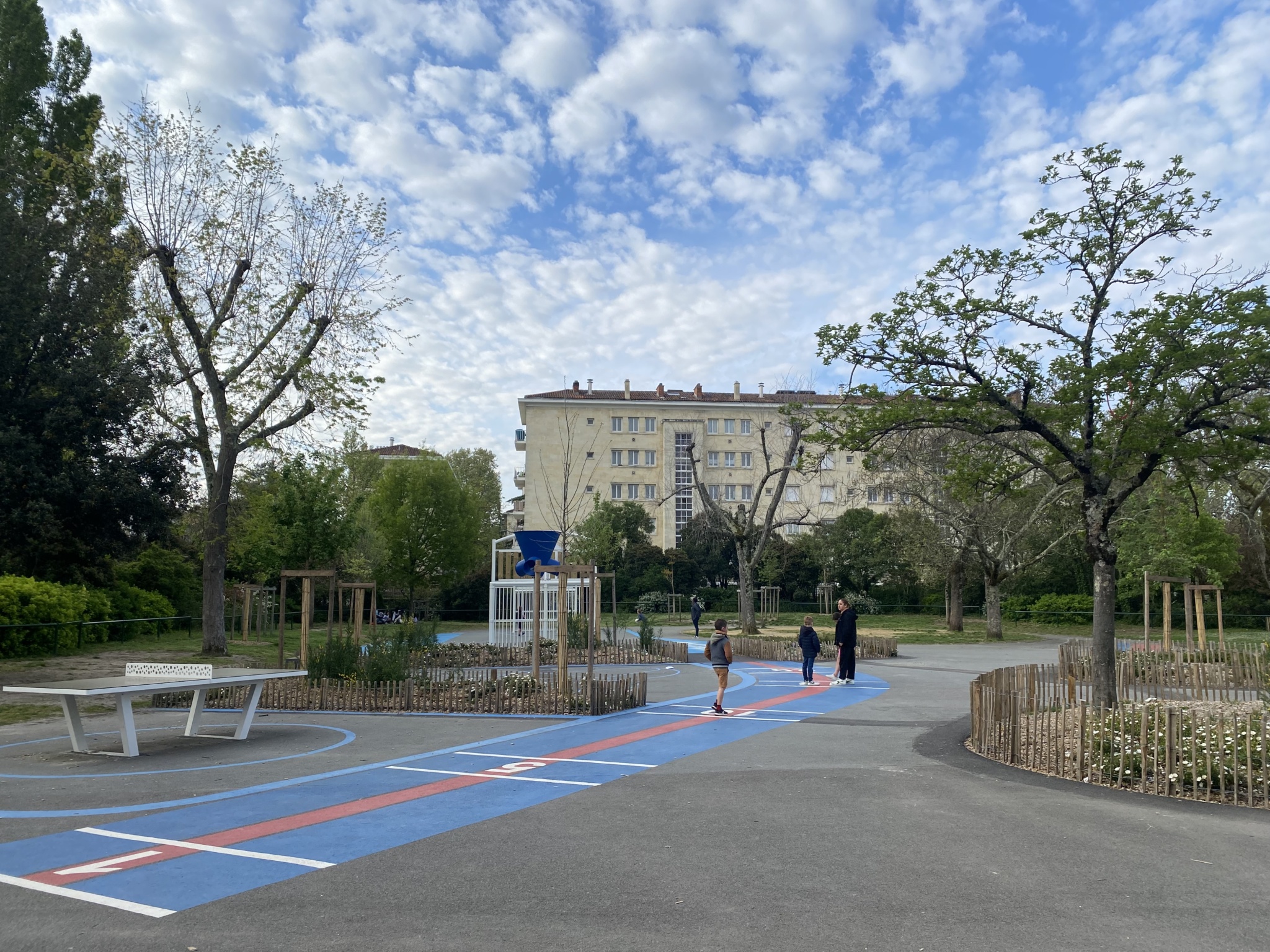 La cour CE2-CM2 et ses activités sportives