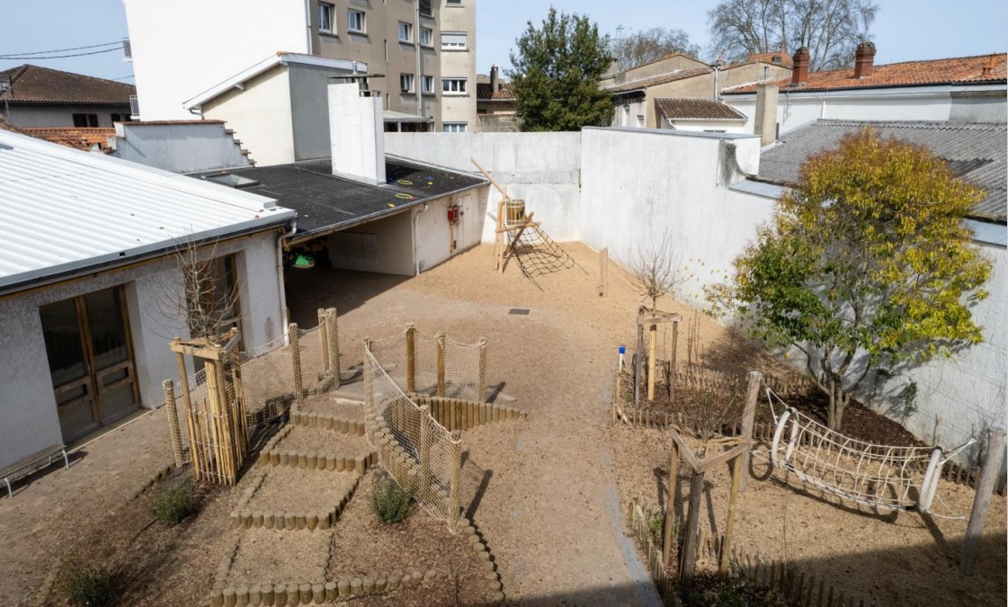 Vue de la cour (mars 2023)