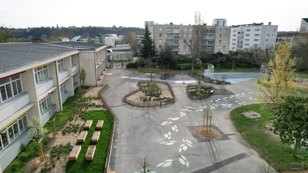 Vue de la cour CP-CE1