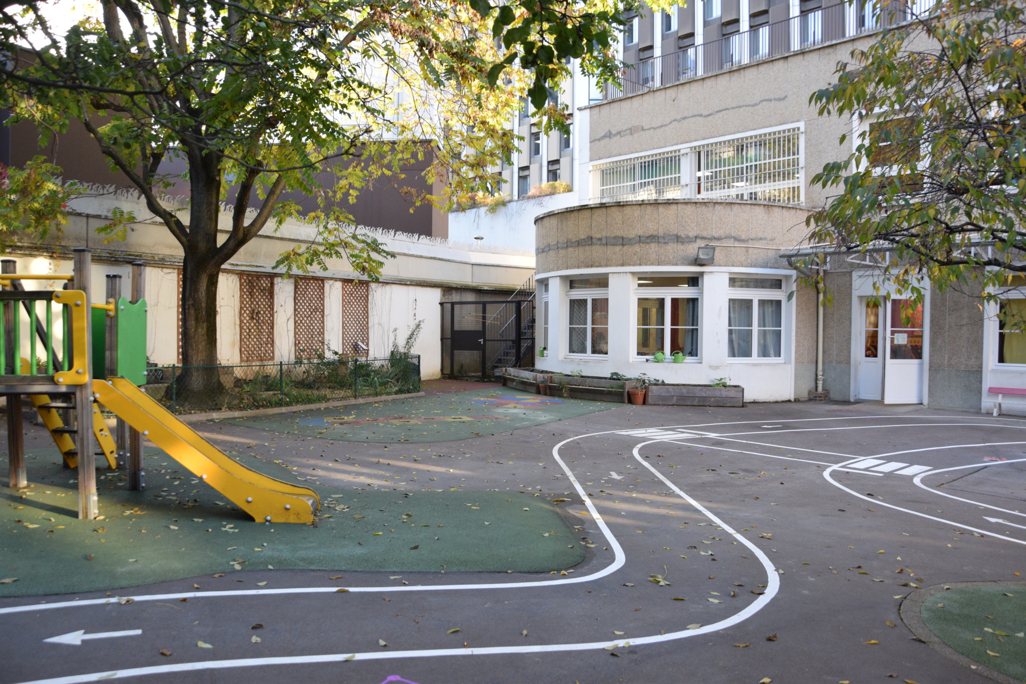 La cour avant les travaux