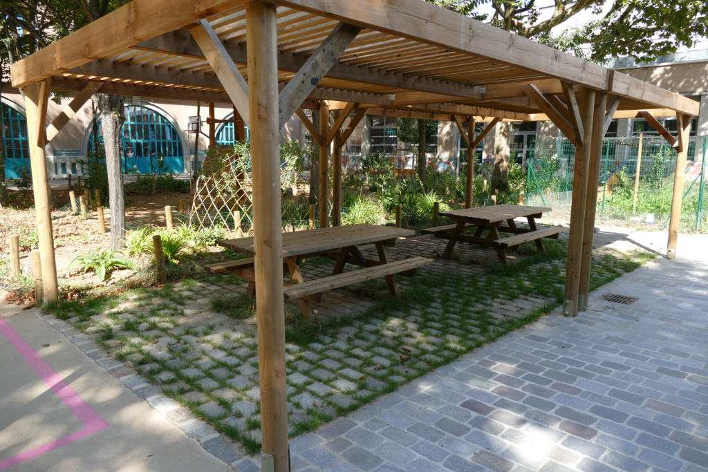 Les tables sous les pergolas permettent de s'installer confortablement à l'ombre