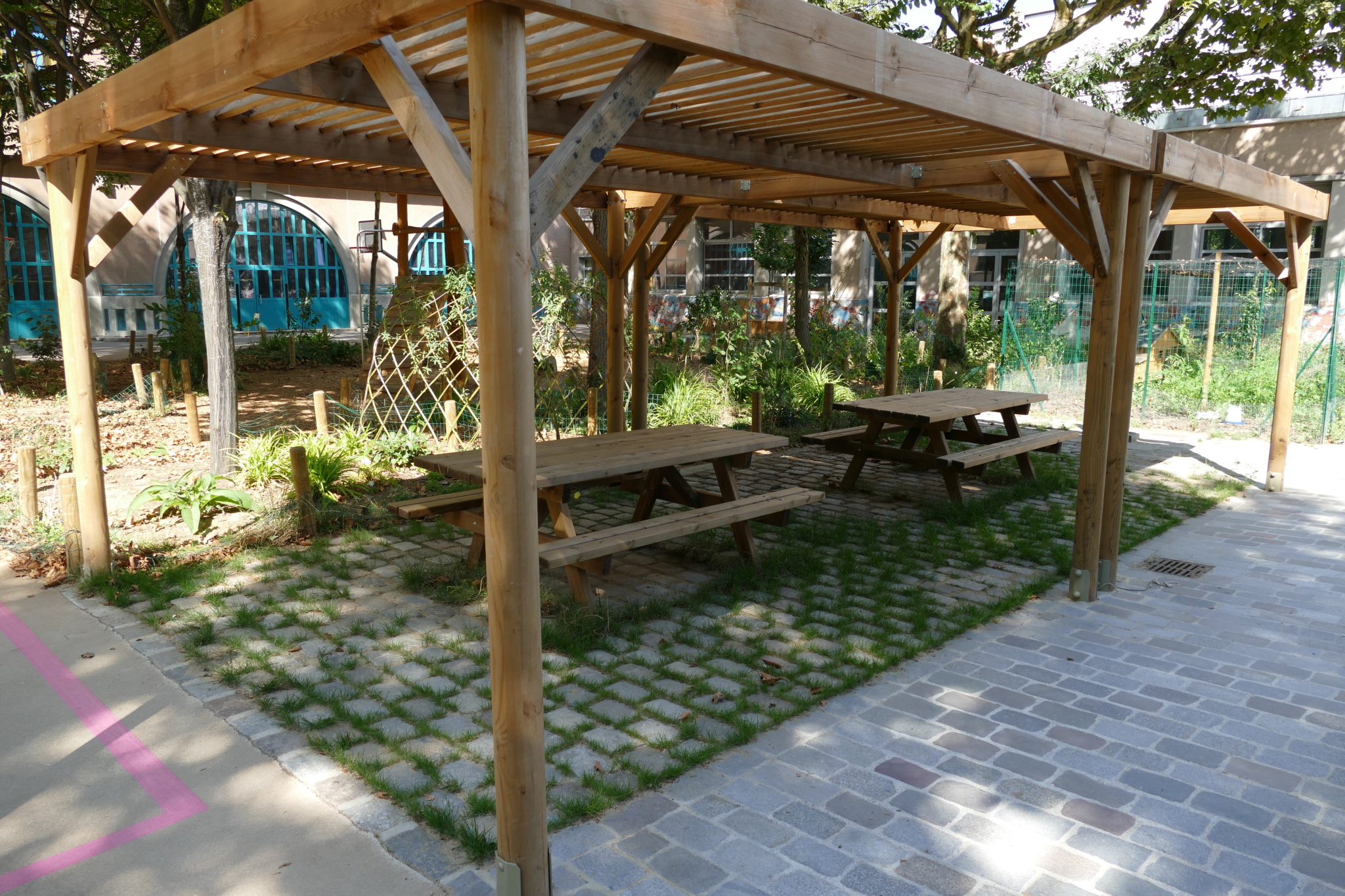 Les tables sous les pergolas permettent de s'installer confortablement à l'ombre