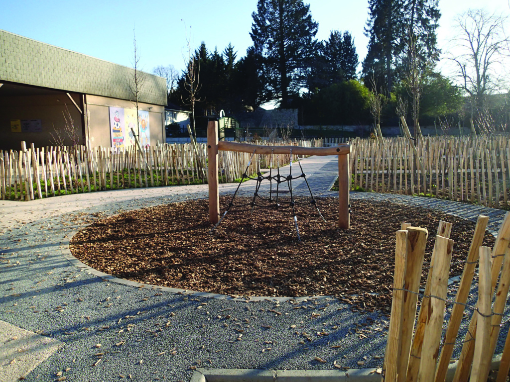 Jeux en bois brut non traité sur plaquettes forestières