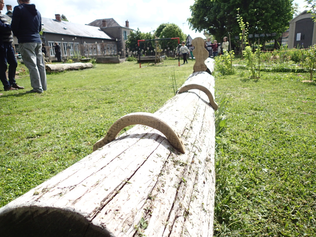 Détail d'accoudoir réalisé sur un banc fait d'un tronc d'arbre