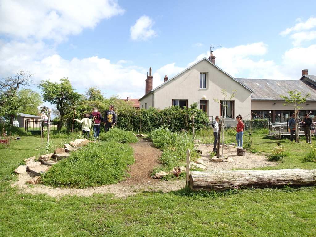 Butte, jardin sec et banc fait d'un tronc d'arbre