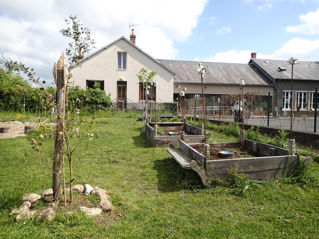 Plates-bandes potagères surélevées agrémentées d'un banc