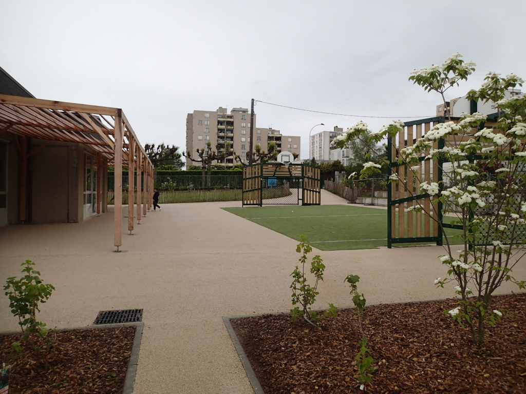 Bosquets, terrain de jeux collectifs et pergola. Mai 2024