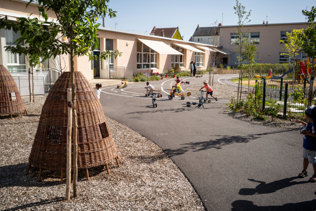 Cour de la maternelle Jules Ferry - vue depuis l'entrée