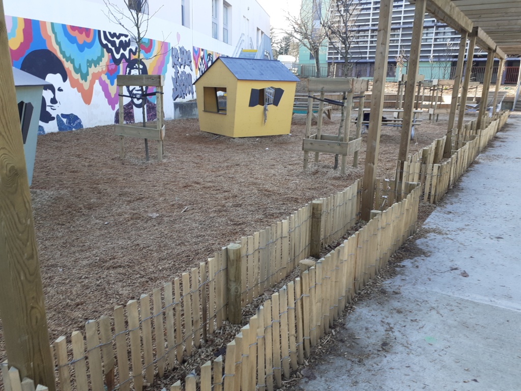 la zone de calme plantée de nouveaux arbres et de cabanes et bordée par une allée de pergolas végétalisées