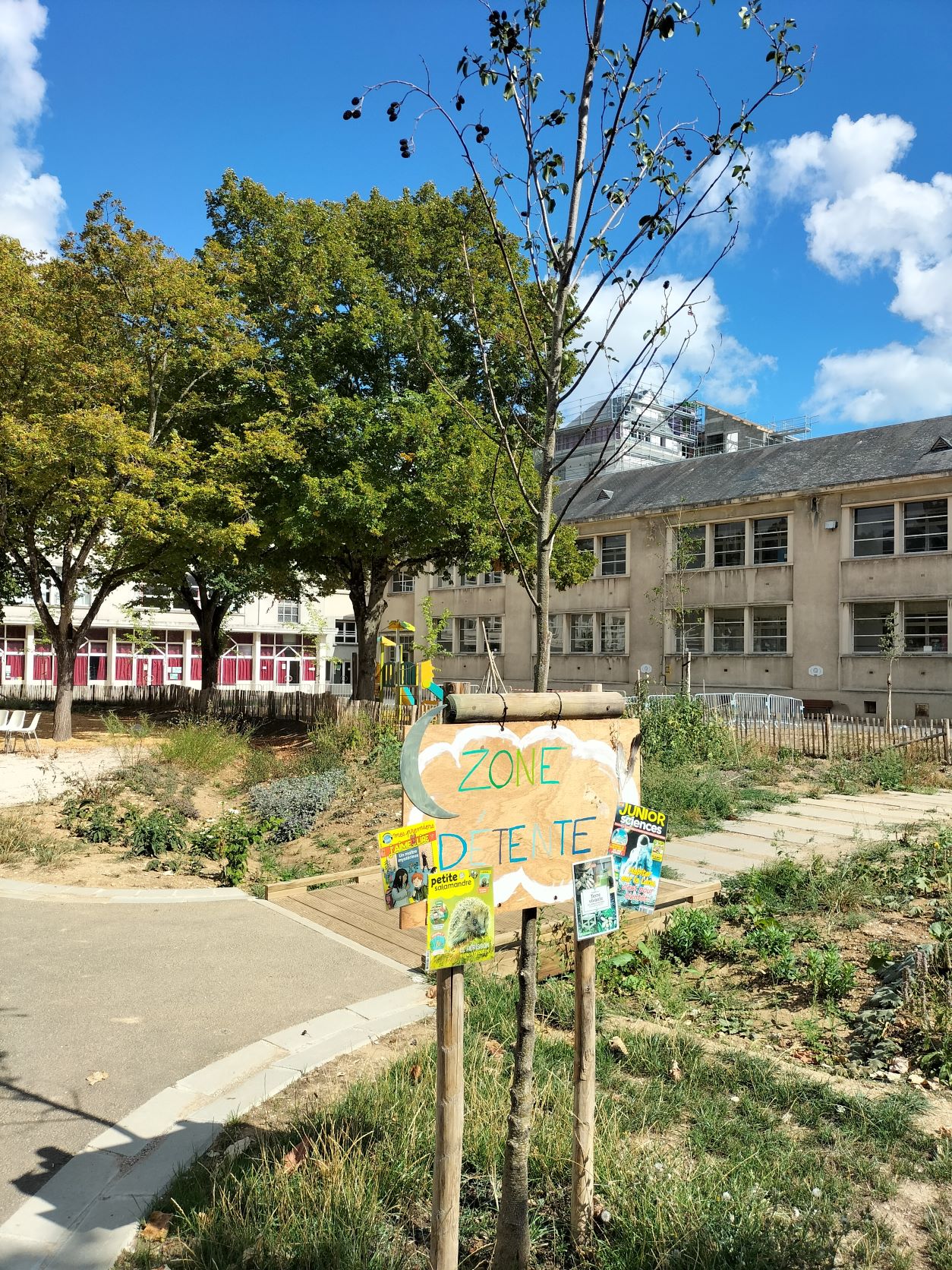 Les enfants se sont approprié leur cour en installant des panneaux et en définissant les nouvelles règles de la cour