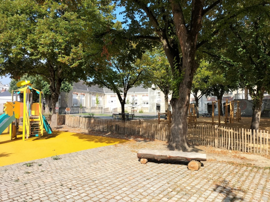 Banc en bois "fait maison" dans la cour maternelle