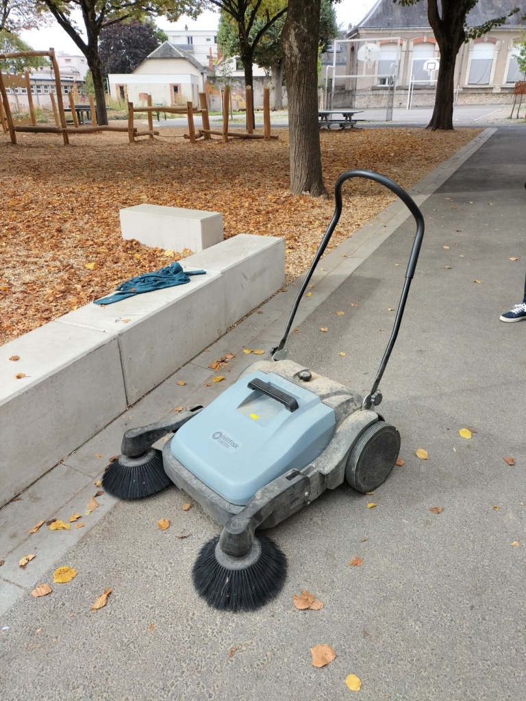 "La machine à ramasser les copeaux" (balayeuse mécanique manuelle ou floorboy)