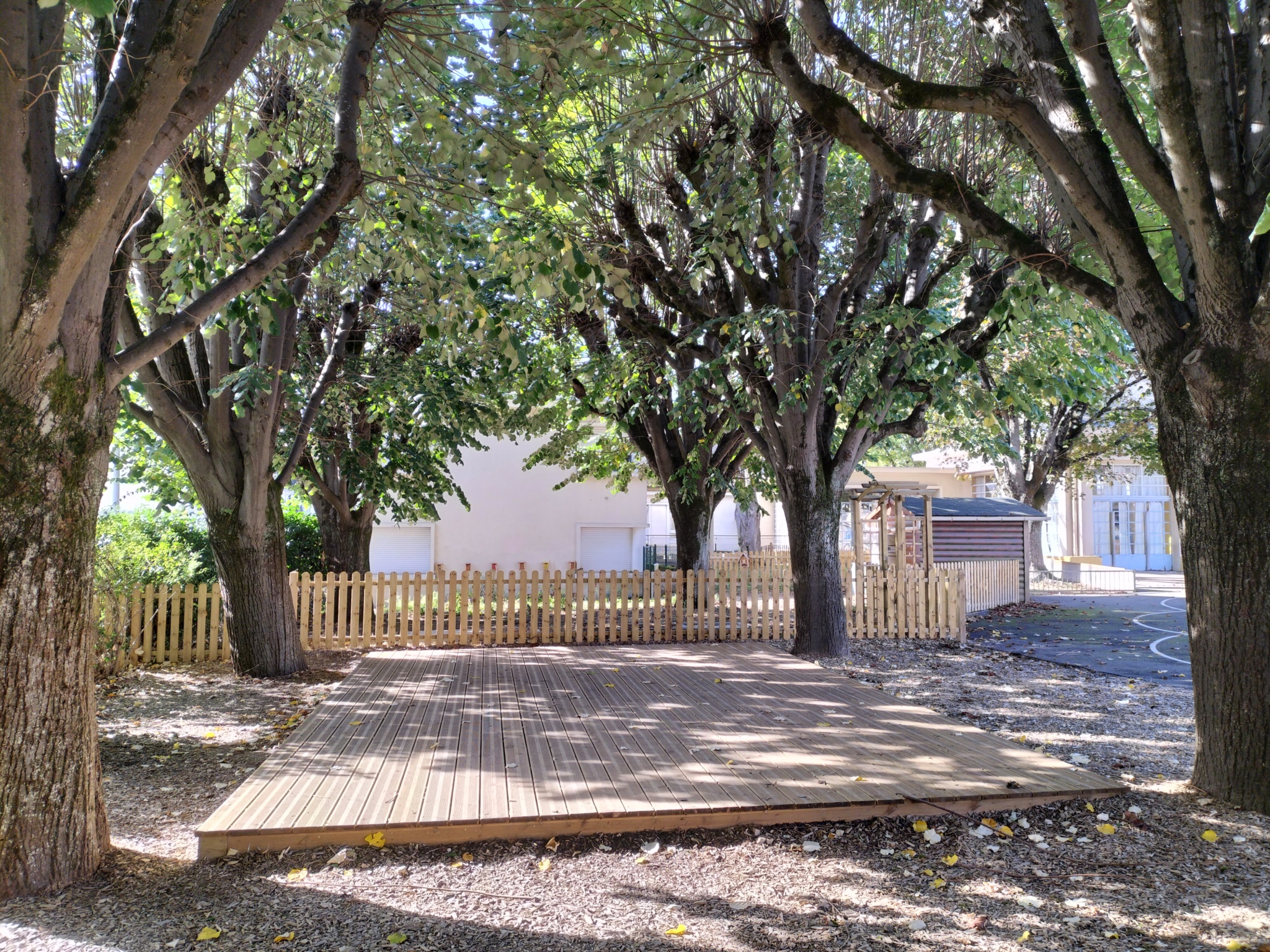 Terrasse en bois de la cour maternelle Boutard