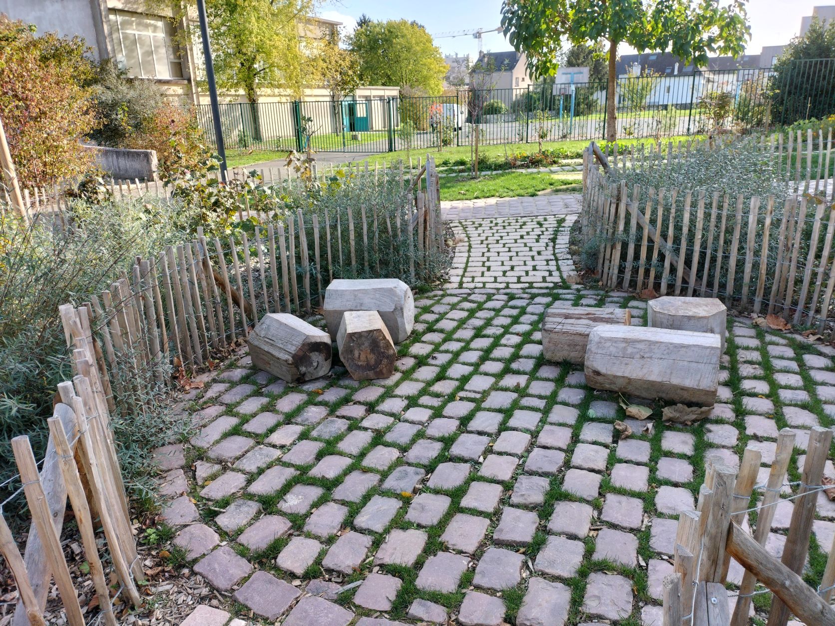 Alcôve avec assises en bois "fait maison" déplaçables