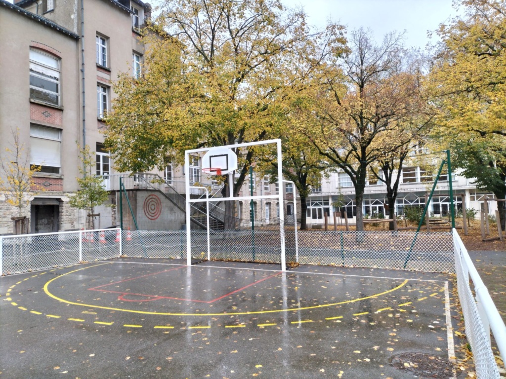 Le terrain sportif avec combis et filets pare-ballon
