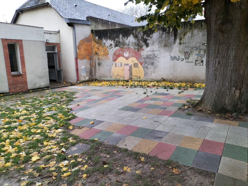 Dalles perméables multicolores dans la cour élémentaire