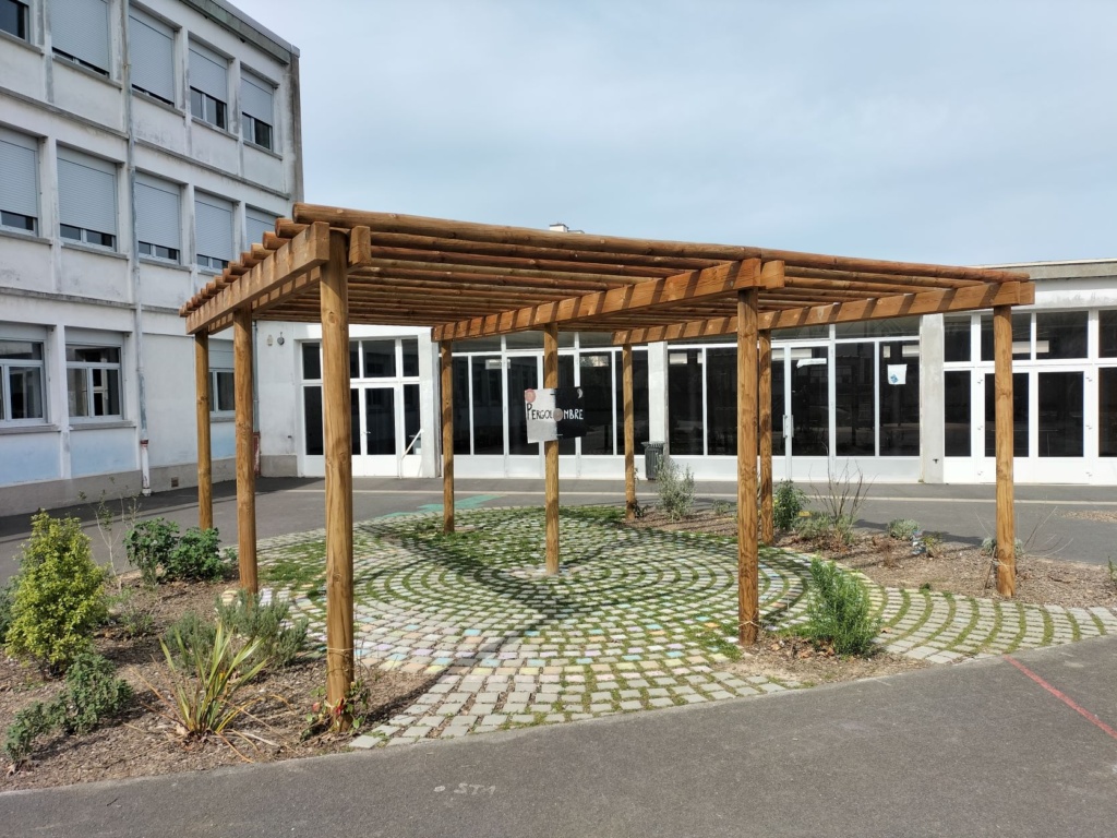 Grande pergola de la cour élémentaire