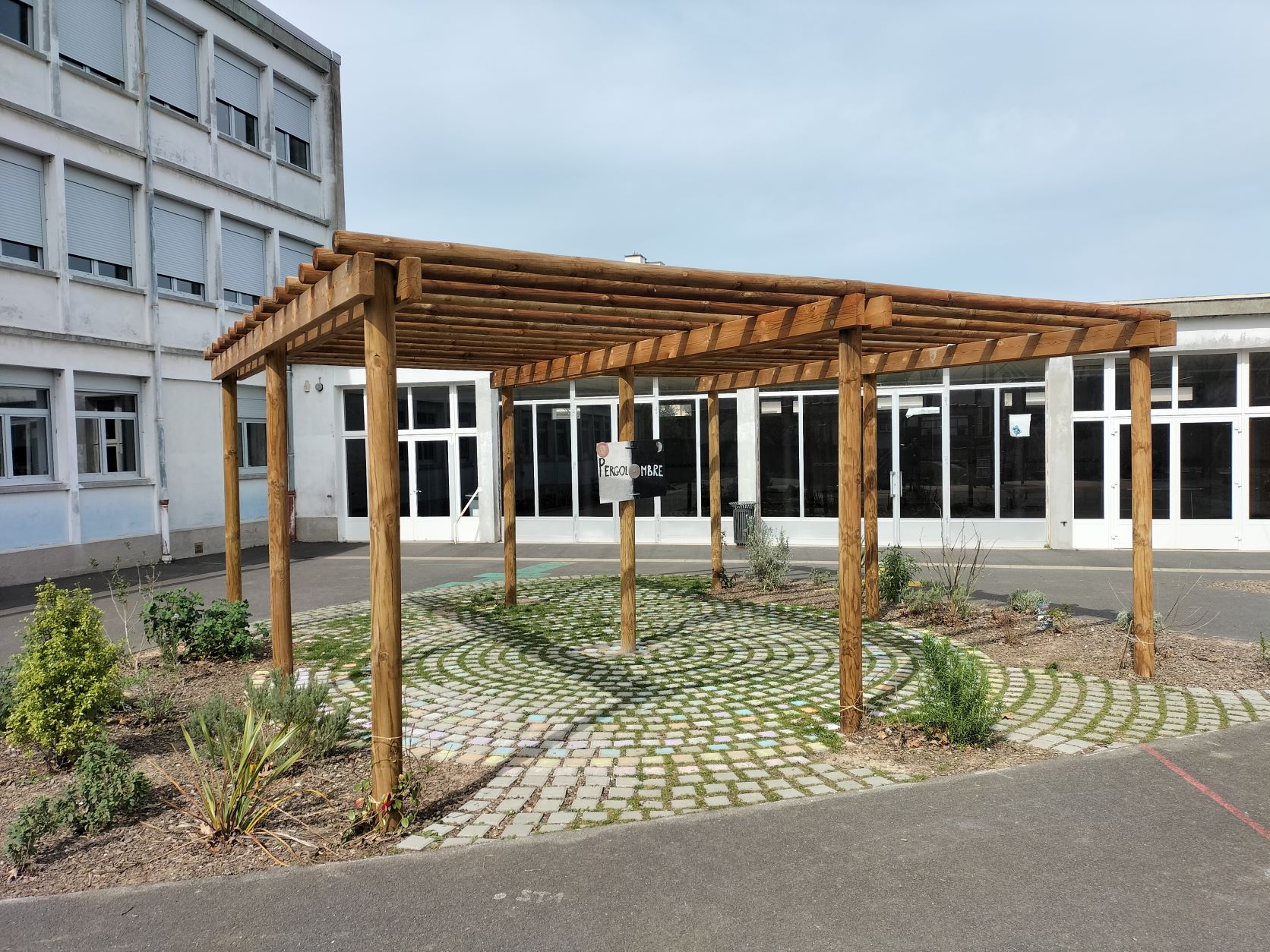 Grande pergola de la cour élémentaire