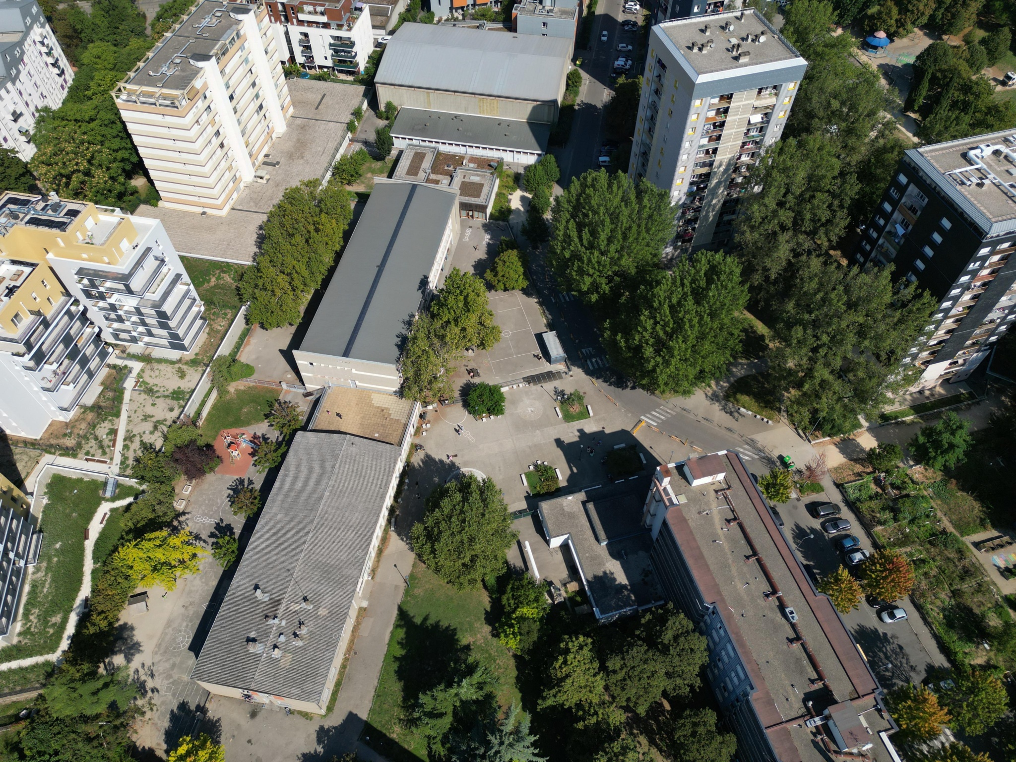 Vue drone des cours avant travaux