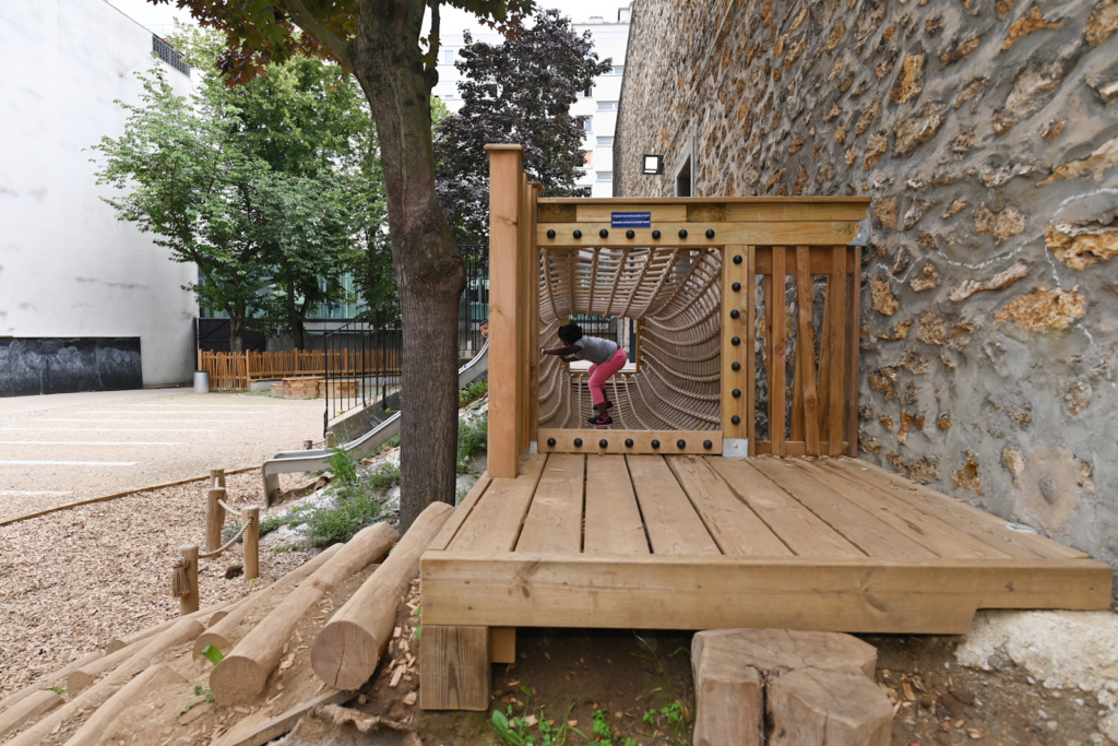 Escalier en bûches désaxées et plateforme en bois